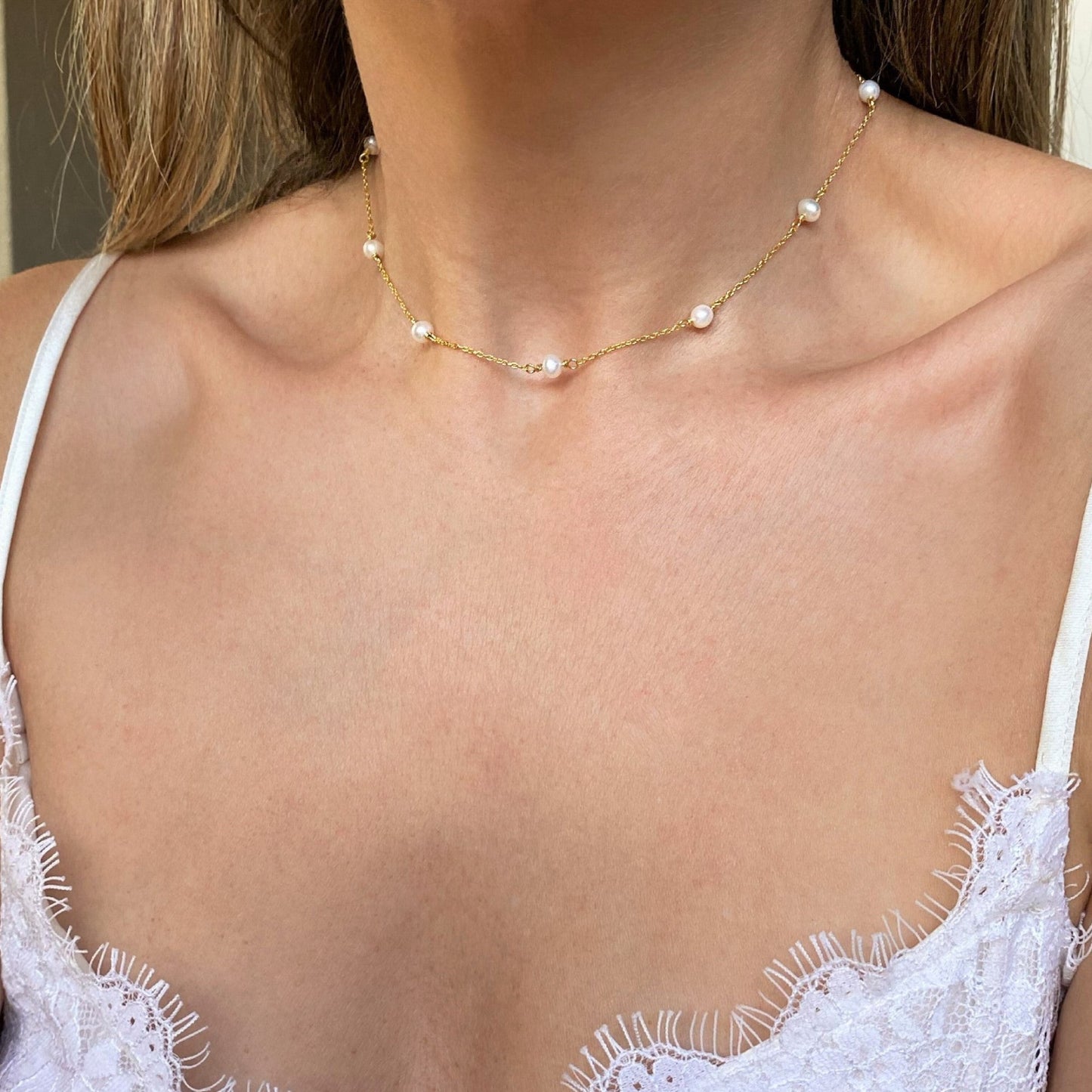 10 Freshwater Pearl Necklace for Woman with gold cable chain on model
